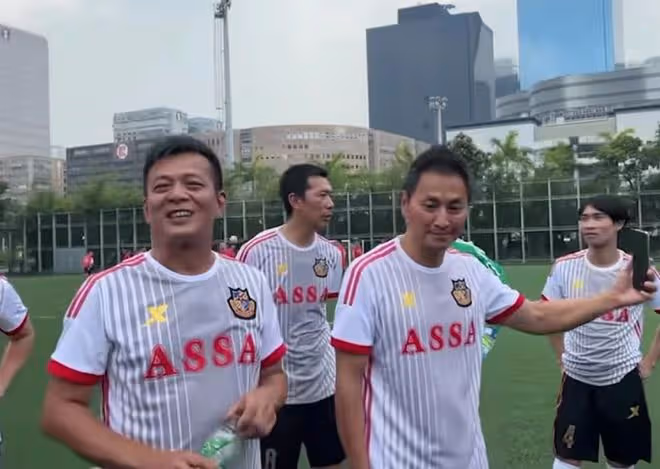 一眾港星齊聚內地吃大餐!60歲影帝被美女圍著灌酒,黃日華笑開懷