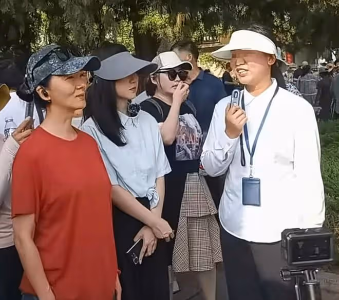 50歲演員謝蘭被曝定居美國,低調回國近照變化大,臉泛油光不對稱