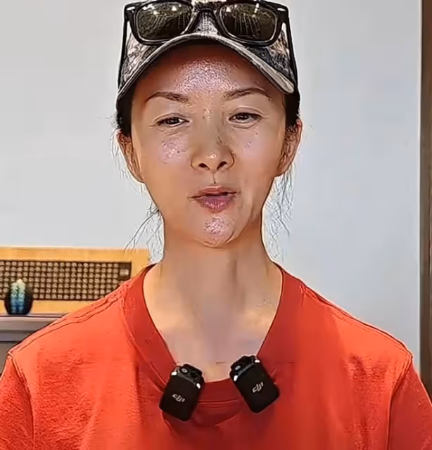 50歲演員謝蘭被曝定居美國,低調回國近照變化大,臉泛油光不對稱