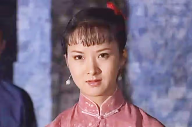 50歲演員謝蘭被曝定居美國,低調回國近照變化大,臉泛油光不對稱