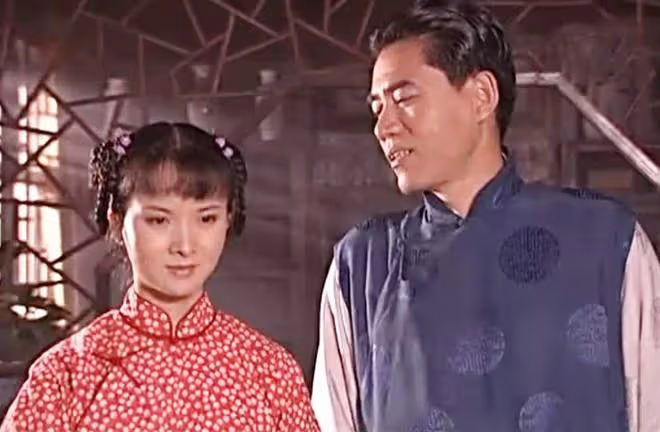 50歲演員謝蘭被曝定居美國,低調回國近照變化大,臉泛油光不對稱