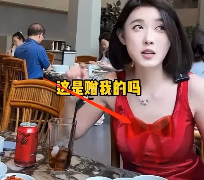 網紅聶小雨穿低胸裙吃飯,胸前打碼疑似擦邊,引起網友爭議