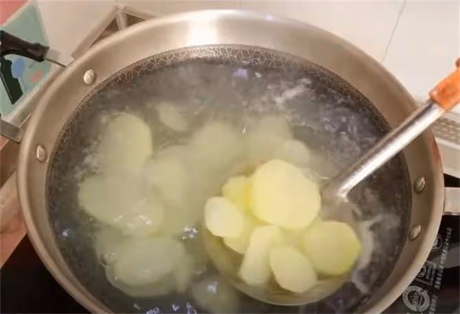 土豆試試這個夏天家常新吃法,麻辣鮮香,風味獨特,做法超簡單