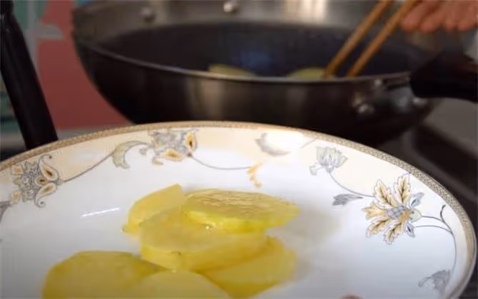 土豆試試這個夏天家常新吃法,麻辣鮮香,風味獨特,做法超簡單