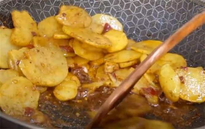 土豆試試這個夏天家常新吃法,麻辣鮮香,風味獨特,做法超簡單