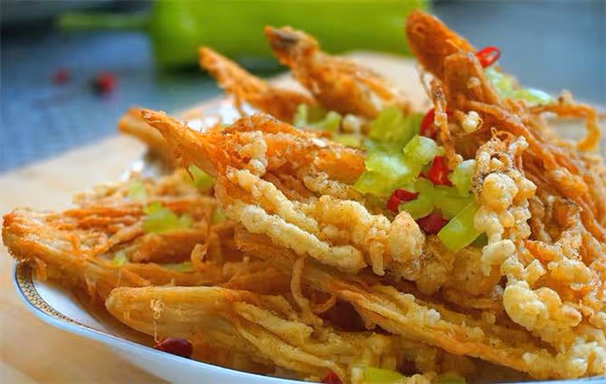油炸金針菇夏天新做法,兩分鐘學會,嘎嘣脆口,比肉都好吃