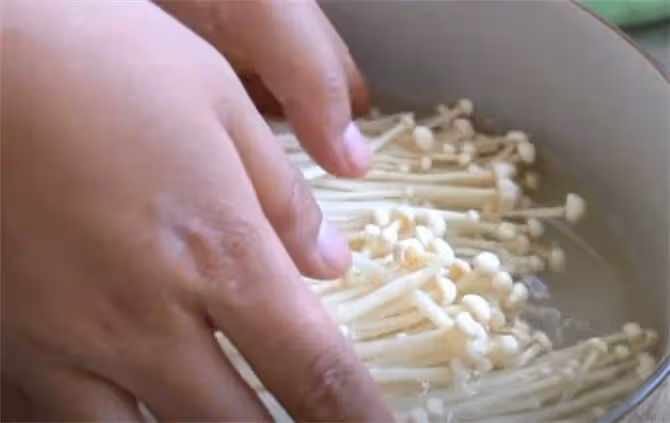油炸金針菇夏天新做法,兩分鐘學會,嘎嘣脆口,比肉都好吃