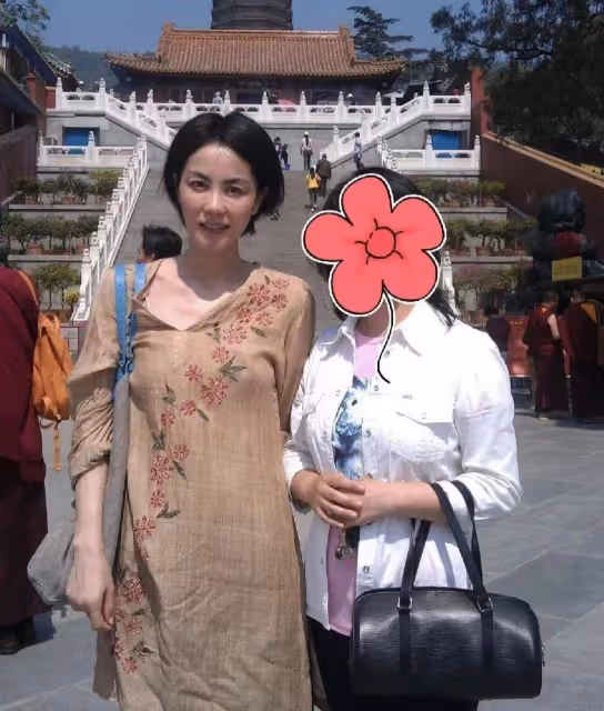 王菲走街頭穿毫無特色的連衣裙,素顏出境肚子上的贅肉無法隱藏