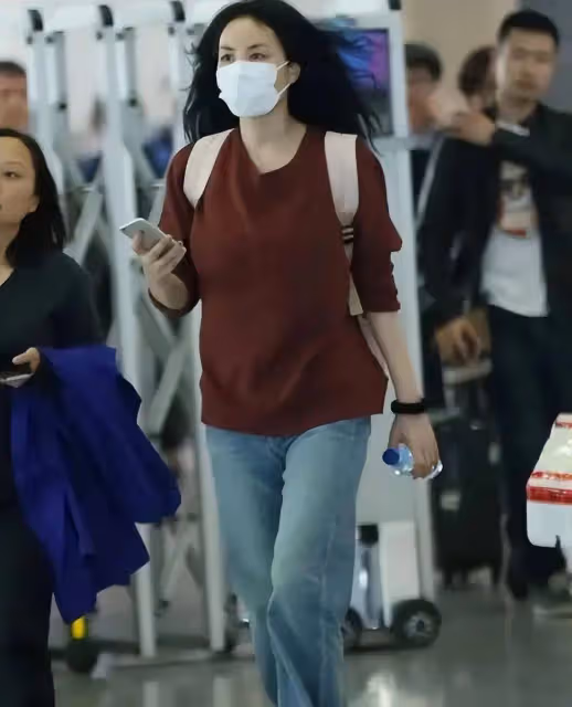 王菲走街頭穿毫無特色的連衣裙,素顏出境肚子上的贅肉無法隱藏