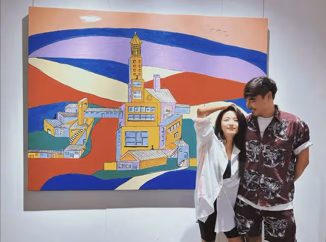 何潔攜家人看耿樂畫展，靠在老公懷裡甜笑，大女兒與媽媽體型相近