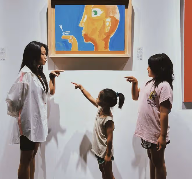 何潔攜家人看耿樂畫展，靠在老公懷裡甜笑，大女兒與媽媽體型相近