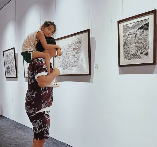 何潔攜家人看耿樂畫展，靠在老公懷裡甜笑，大女兒與媽媽體型相近