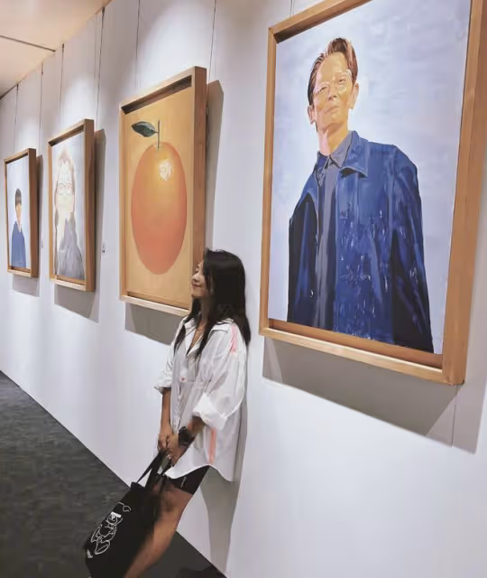 何潔攜家人看耿樂畫展,靠在老公懷裡甜笑,大女兒與媽媽體型相近