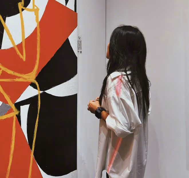 何潔攜家人看耿樂畫展,靠在老公懷裡甜笑,大女兒與媽媽體型相近