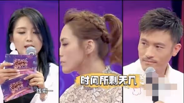 何潔攜家人看耿樂畫展,靠在老公懷裡甜笑,大女兒與媽媽體型相近