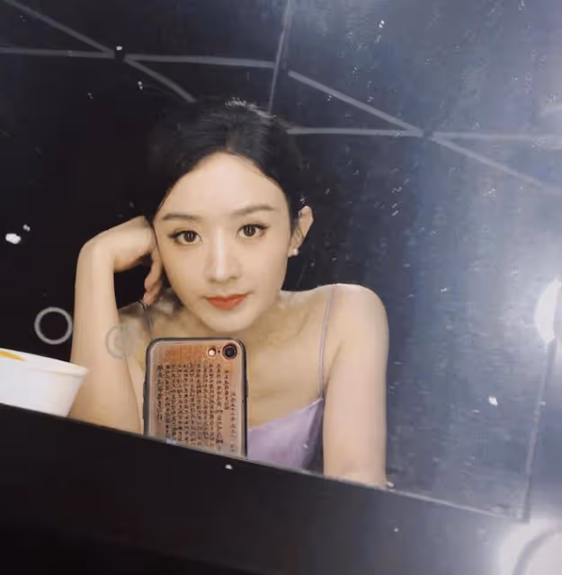 35歲趙麗穎曬賣萌自拍，嘟嘴表情可愛似少女，弔帶裙穿搭美翻了