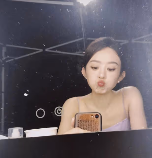 35歲趙麗穎曬賣萌自拍，嘟嘴表情可愛似少女，弔帶裙穿搭美翻了
