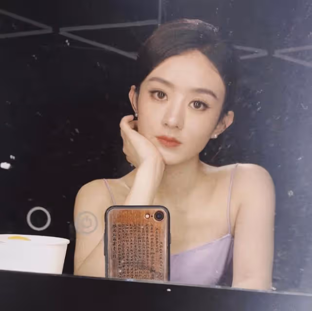 35歲趙麗穎曬賣萌自拍，嘟嘴表情可愛似少女，弔帶裙穿搭美翻了