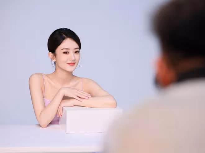 35歲趙麗穎曬賣萌自拍，嘟嘴表情可愛似少女，弔帶裙穿搭美翻了