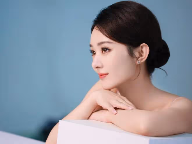 35歲趙麗穎曬賣萌自拍，嘟嘴表情可愛似少女，弔帶裙穿搭美翻了