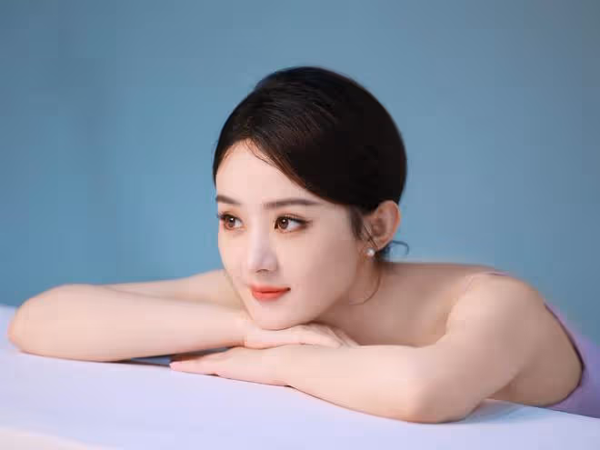 35歲趙麗穎曬賣萌自拍,嘟嘴表情可愛似少女,弔帶裙穿搭美翻了