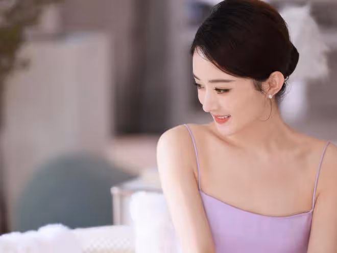 35歲趙麗穎曬賣萌自拍,嘟嘴表情可愛似少女,弔帶裙穿搭美翻了