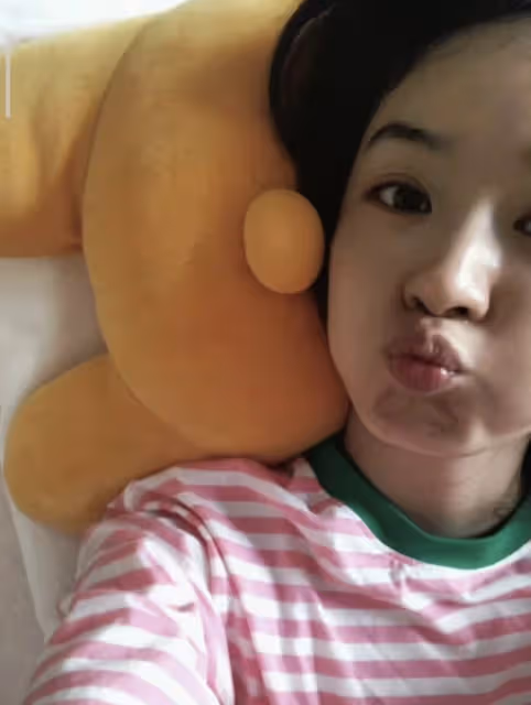 35歲趙麗穎曬賣萌自拍,嘟嘴表情可愛似少女,弔帶裙穿搭美翻了