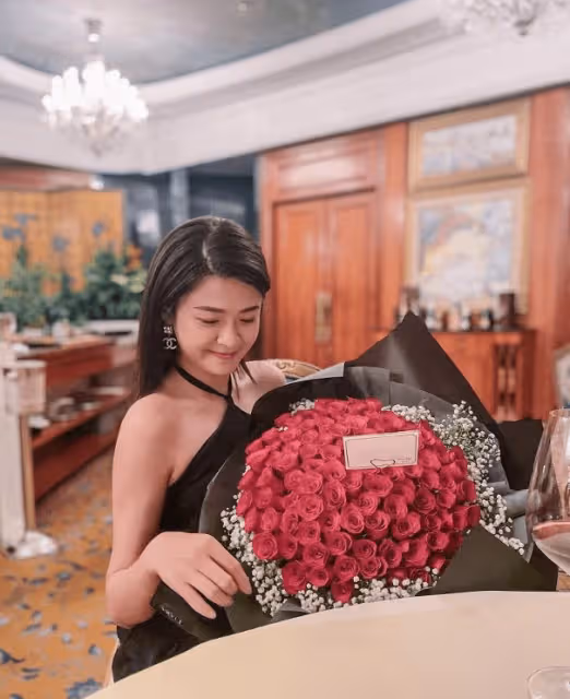 分手一年！TVB小花再收99枝玫瑰！豪曬20萬包包疑有新戀情？