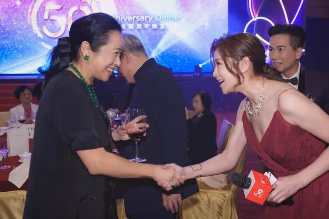 朱玲玲陪現任富豪老公出席公司活動,和百億身家的繼女關係好