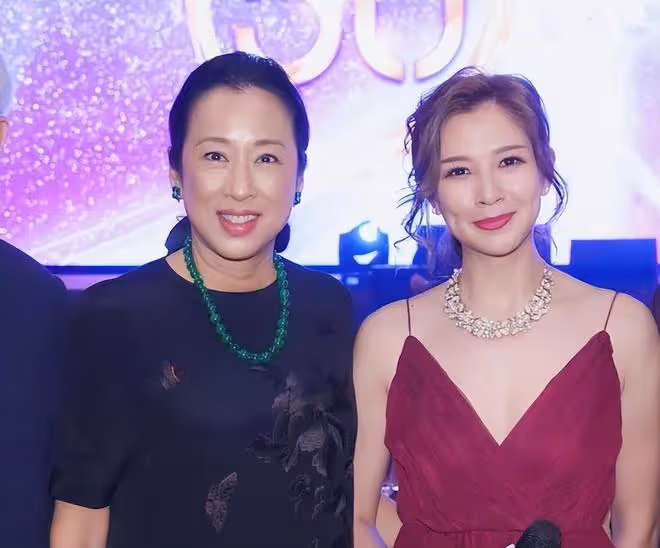 朱玲玲陪現任富豪老公出席公司活動,和百億身家的繼女關係好