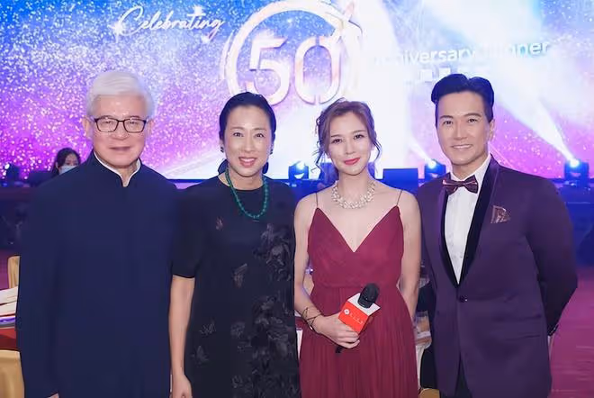 朱玲玲陪現任富豪老公出席公司活動,和百億身家的繼女關係好