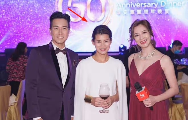 朱玲玲陪現任富豪老公出席公司活動,和百億身家的繼女關係好