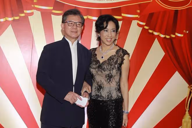 朱玲玲陪現任富豪老公出席公司活動,和百億身家的繼女關係好