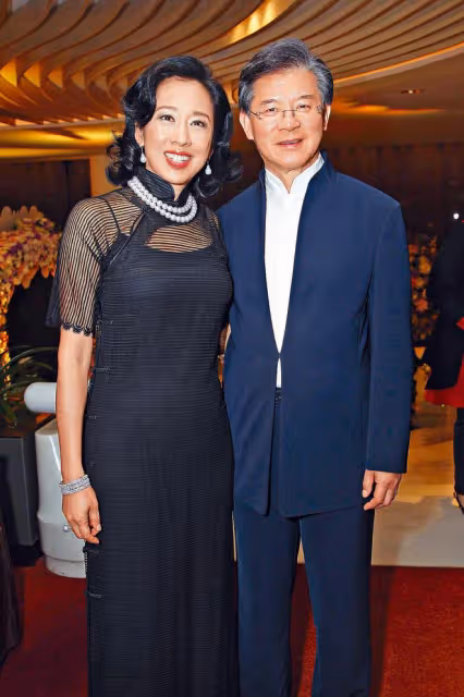 朱玲玲陪現任富豪老公出席公司活動,和百億身家的繼女關係好