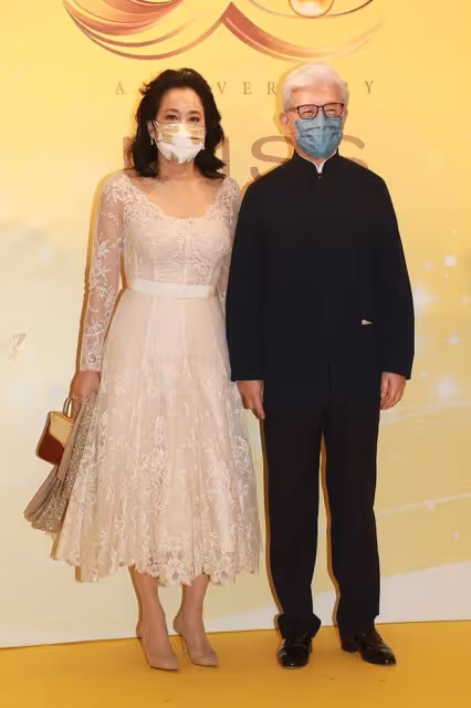 朱玲玲陪現任富豪老公出席公司活動,和百億身家的繼女關係好