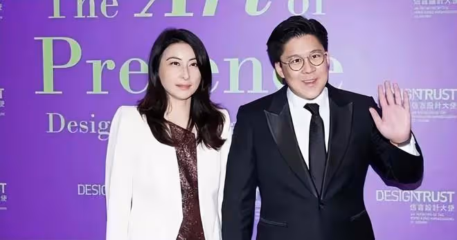 朱玲玲陪現任富豪老公出席公司活動,和百億身家的繼女關係好