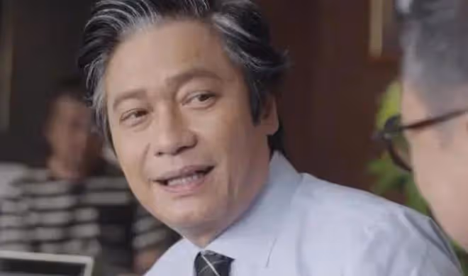 羅嘉良這是怎麼了?眼袋浮腫顯得很疲憊,頂著白髮與朋友合影
