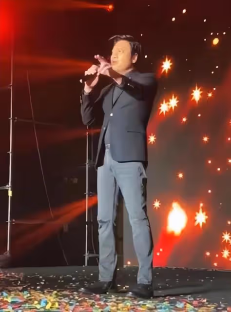 羅嘉良這是怎麼了?眼袋浮腫顯得很疲憊,頂著白髮與朋友合影