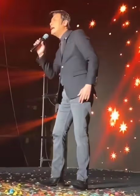 羅嘉良這是怎麼了?眼袋浮腫顯得很疲憊,頂著白髮與朋友合影