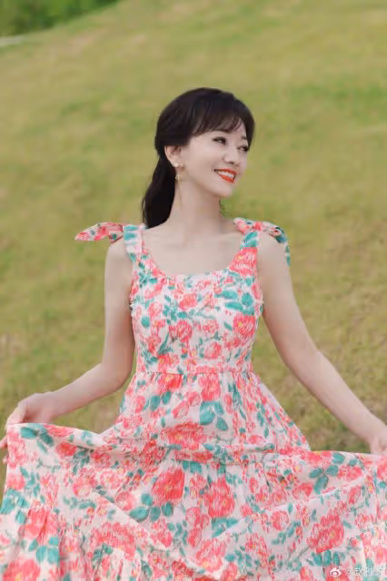 68歲趙雅芝扮花仙子騎白馬,氣質堪比林青霞和朱玲玲