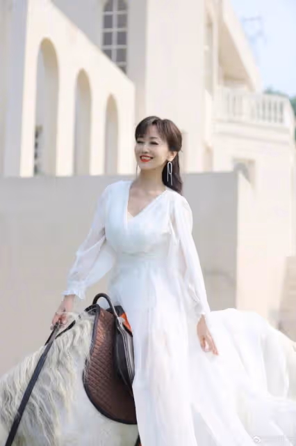 68歲趙雅芝扮花仙子騎白馬,氣質堪比林青霞和朱玲玲