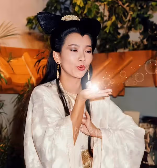 68歲趙雅芝扮花仙子騎白馬,氣質堪比林青霞和朱玲玲