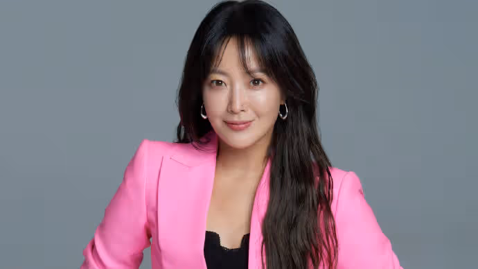 被稱讚為「韓國第一美女」，金喜善表示很尷尬，我必須優雅地老去