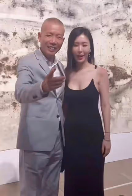 田朴珺私下也真拼,穿時尚禮服還拎14萬包,不像看展更像去走秀