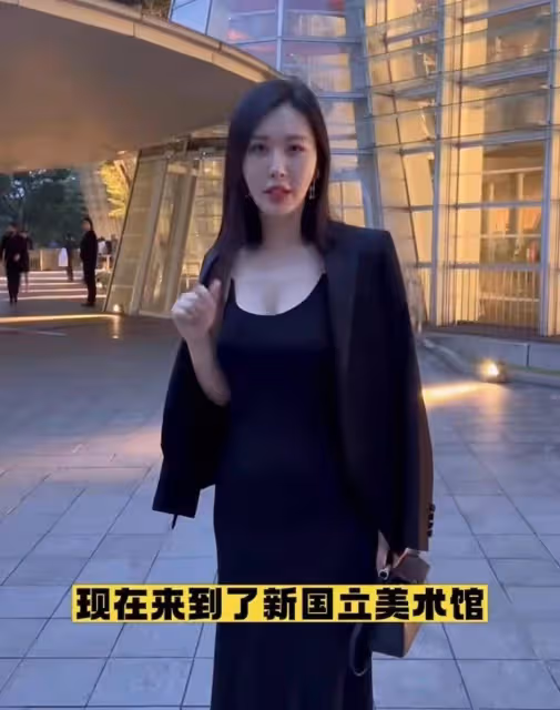 田朴珺私下也真拼,穿時尚禮服還拎14萬包,不像看展更像去走秀