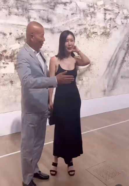 田朴珺私下也真拼,穿時尚禮服還拎14萬包,不像看展更像去走秀