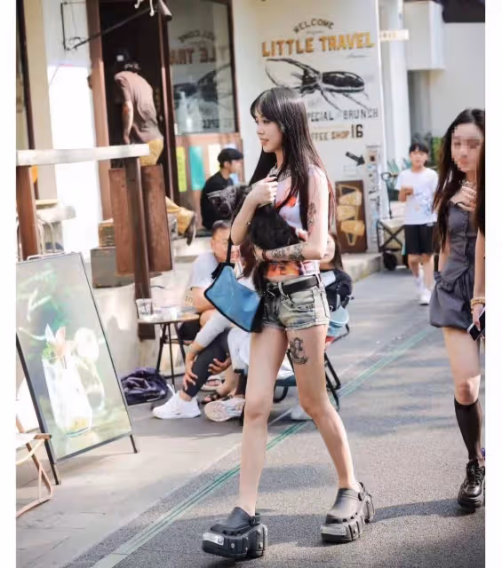 成都的街拍讓我驚嘆不已!滿街穿「背心+短褲」,都是時髦又洋氣的