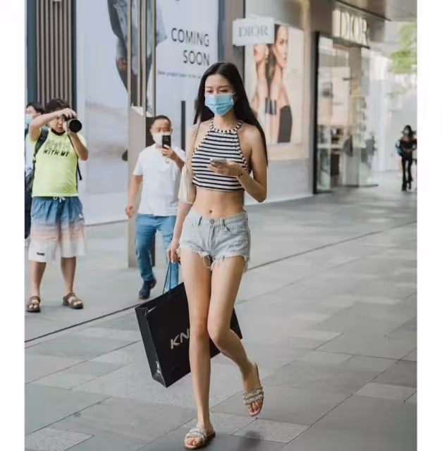 成都的街拍讓我驚嘆不已!滿街穿「背心+短褲」,都是時髦又洋氣的