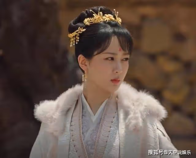 《長相思》小夭逃婚到清水鎮，年邁的桑甜兒點醒小夭，與璟雙向奔赴