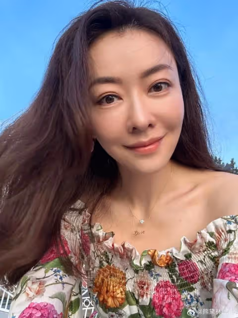 熊黛林為老公慶生,夫妻坐廉價渡輪接地氣,女方穿戴被指地攤貨